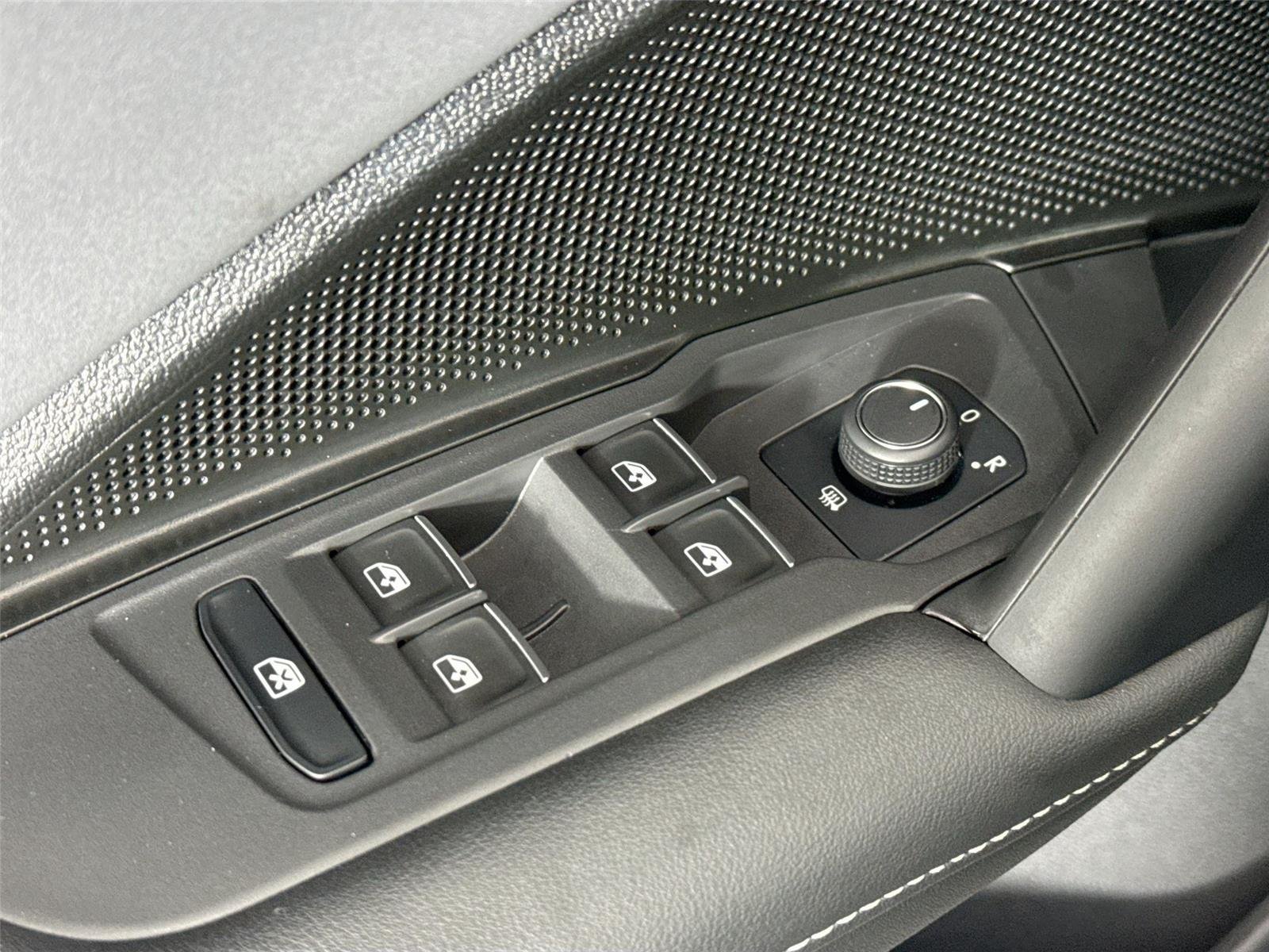 Used 2025 Platinum Gray Metallic Volkswagen SE image 27
