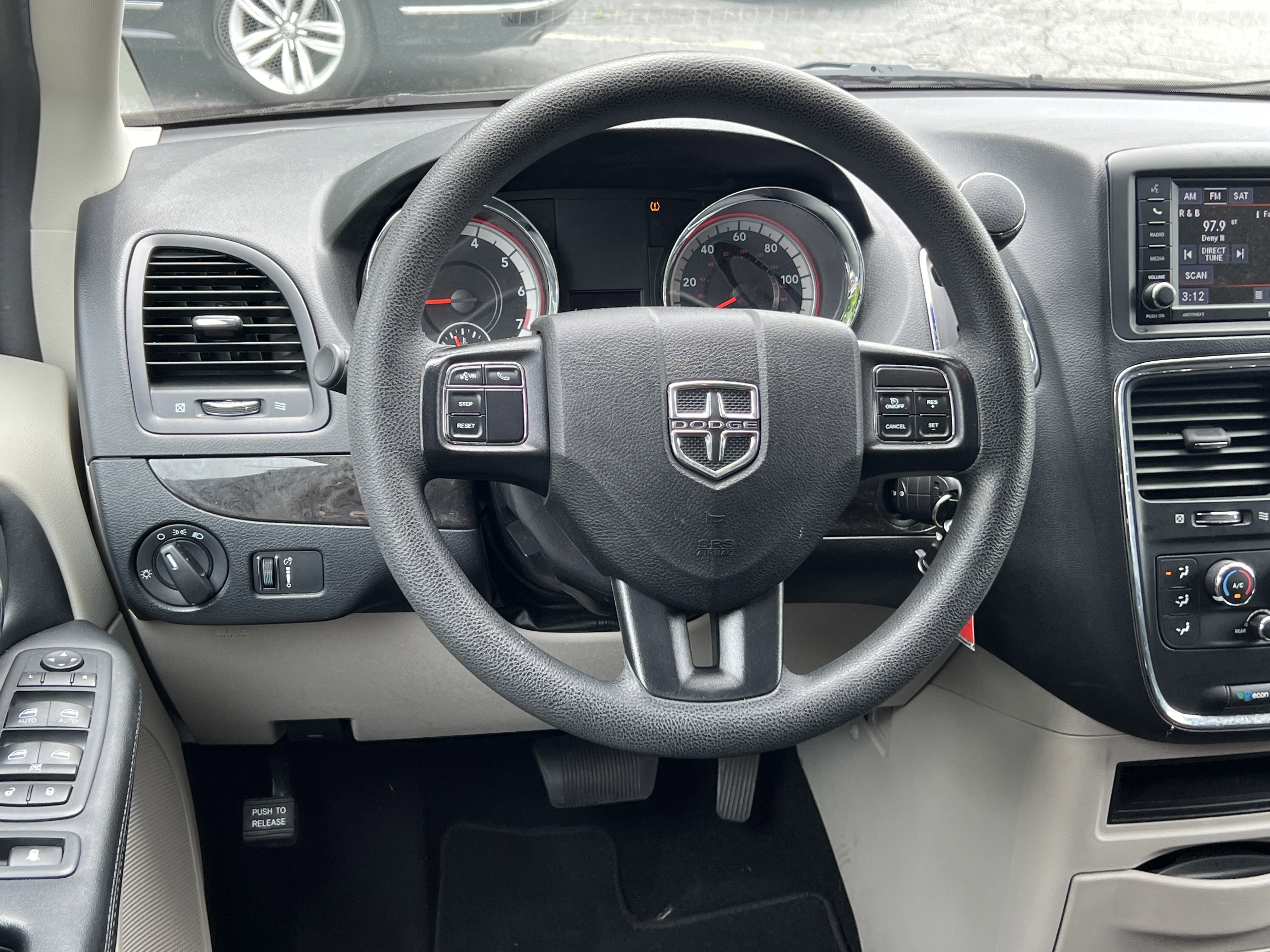 Used 2019 Black Onyx Crystal Pearlcoat Dodge SE image 22
