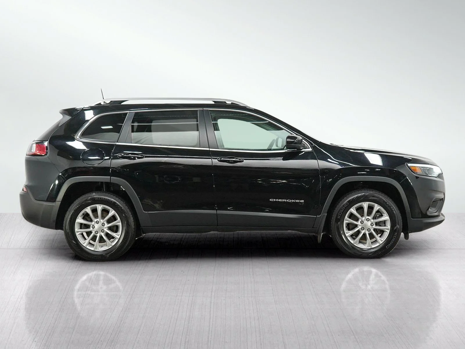 Used 2019  Jeep Latitude image 6