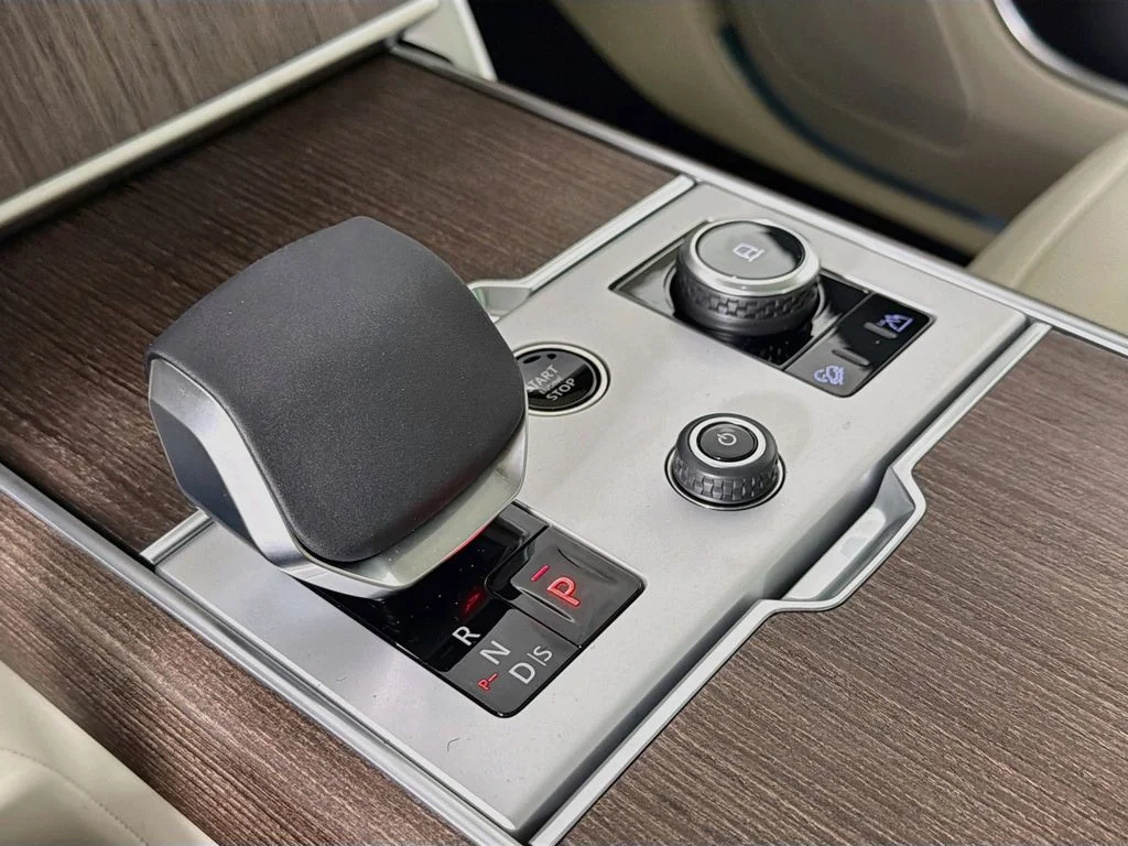 New 2027 Fuji White Land Rover SE image 17