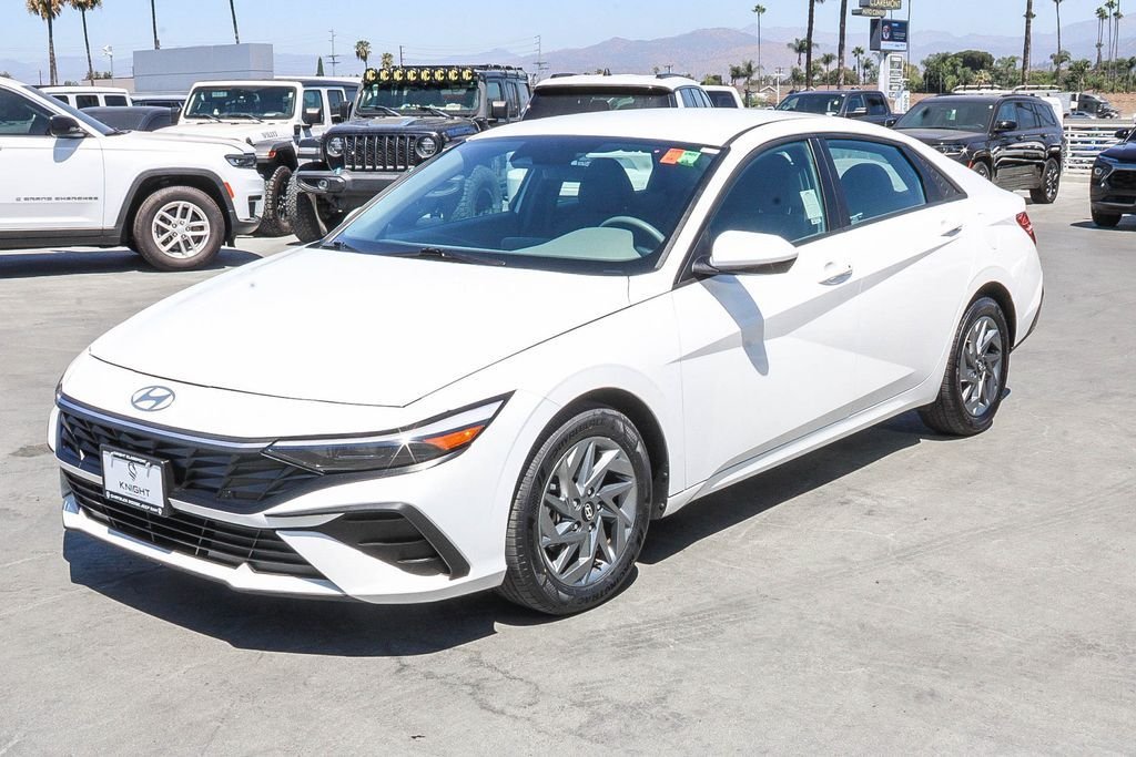 Used 2024 White Hyundai SEL image 4