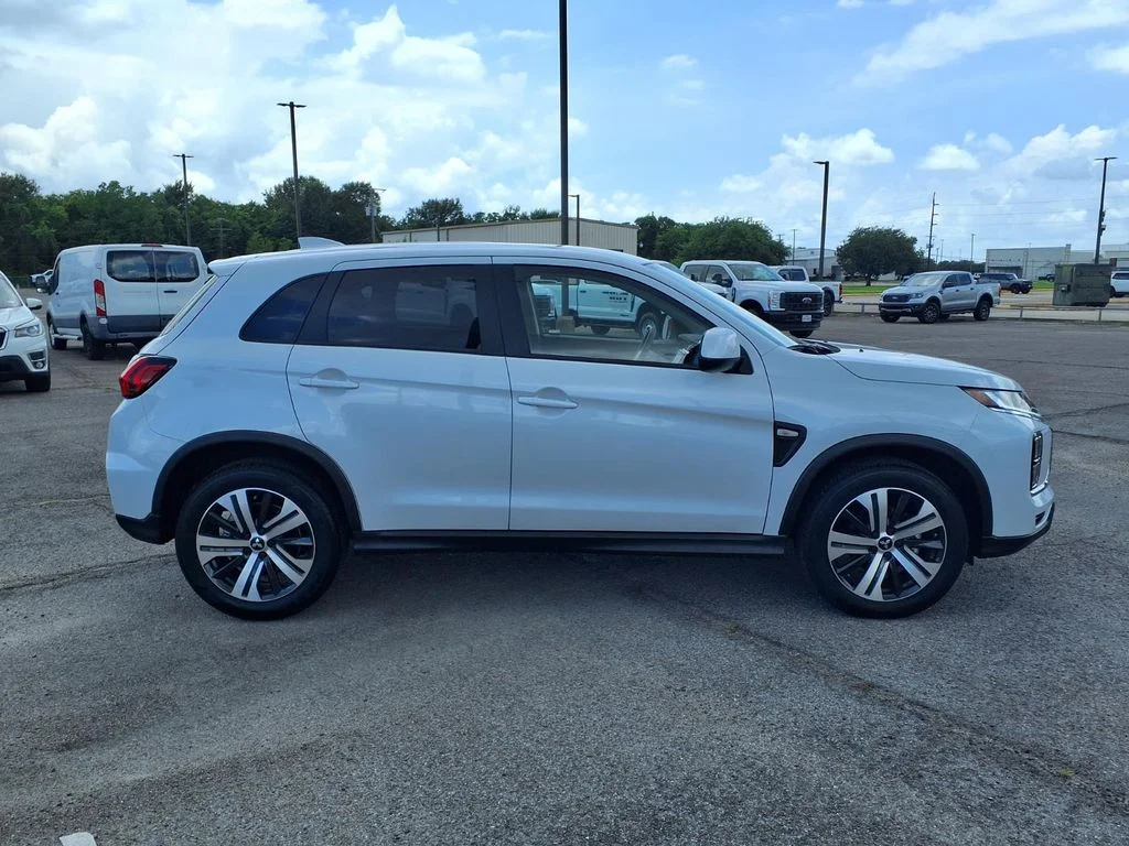 Used 2026 White Mitsubishi 2.0 SE image 8