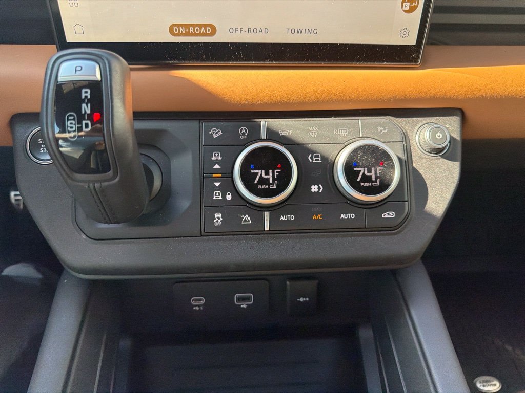 Used 2023 White Land Rover V8 image 15