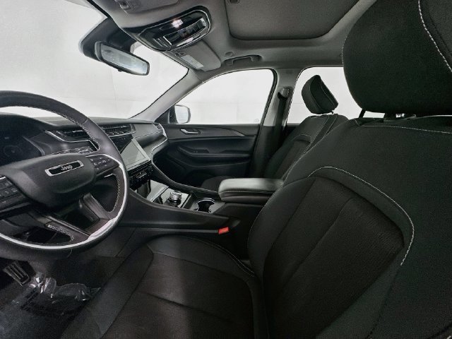 Used 2023 White Jeep Laredo X image 20