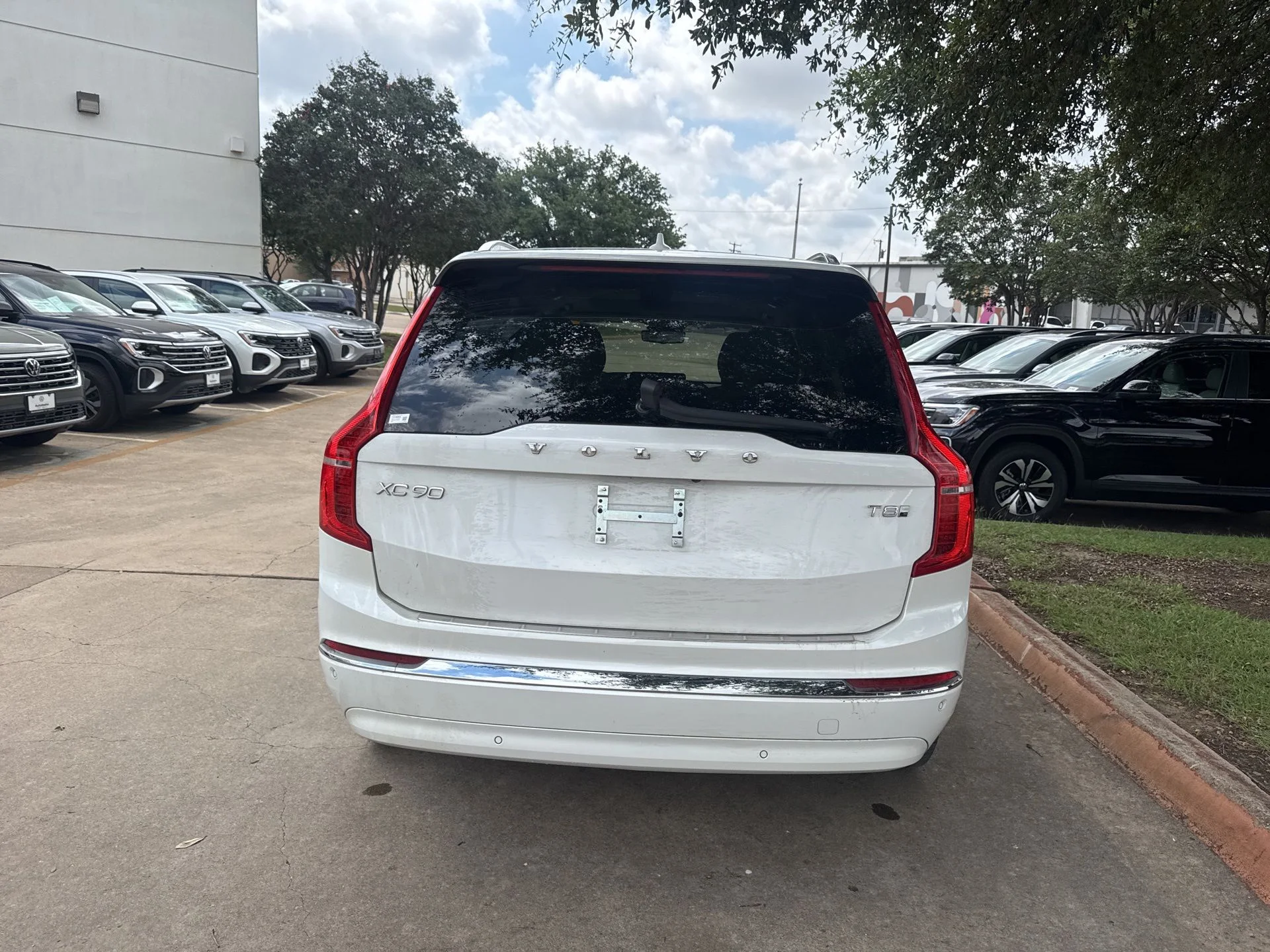 Used 2025 White Volvo T8 Plus image 6
