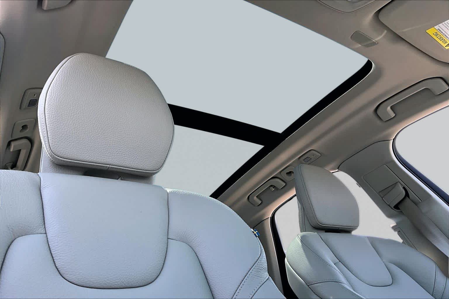 Used 2022  Volvo Momentum image 14