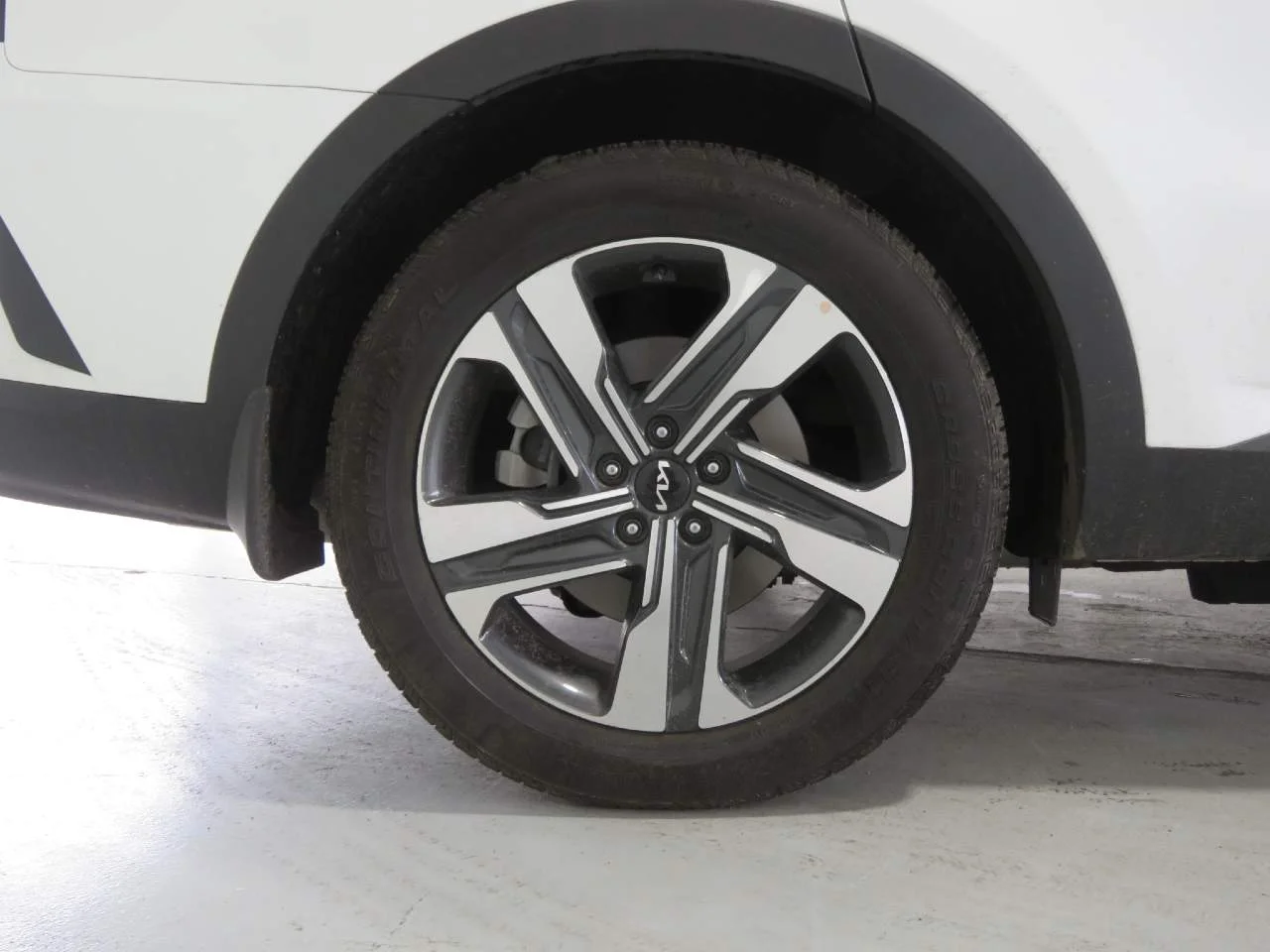 Used 2023 Snow White Pearl Kia SX Prestige image 9