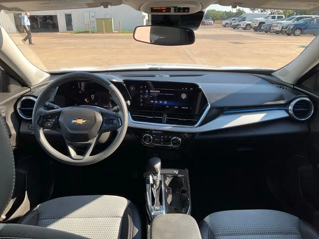 Used 2025 White Chevrolet LT image 4