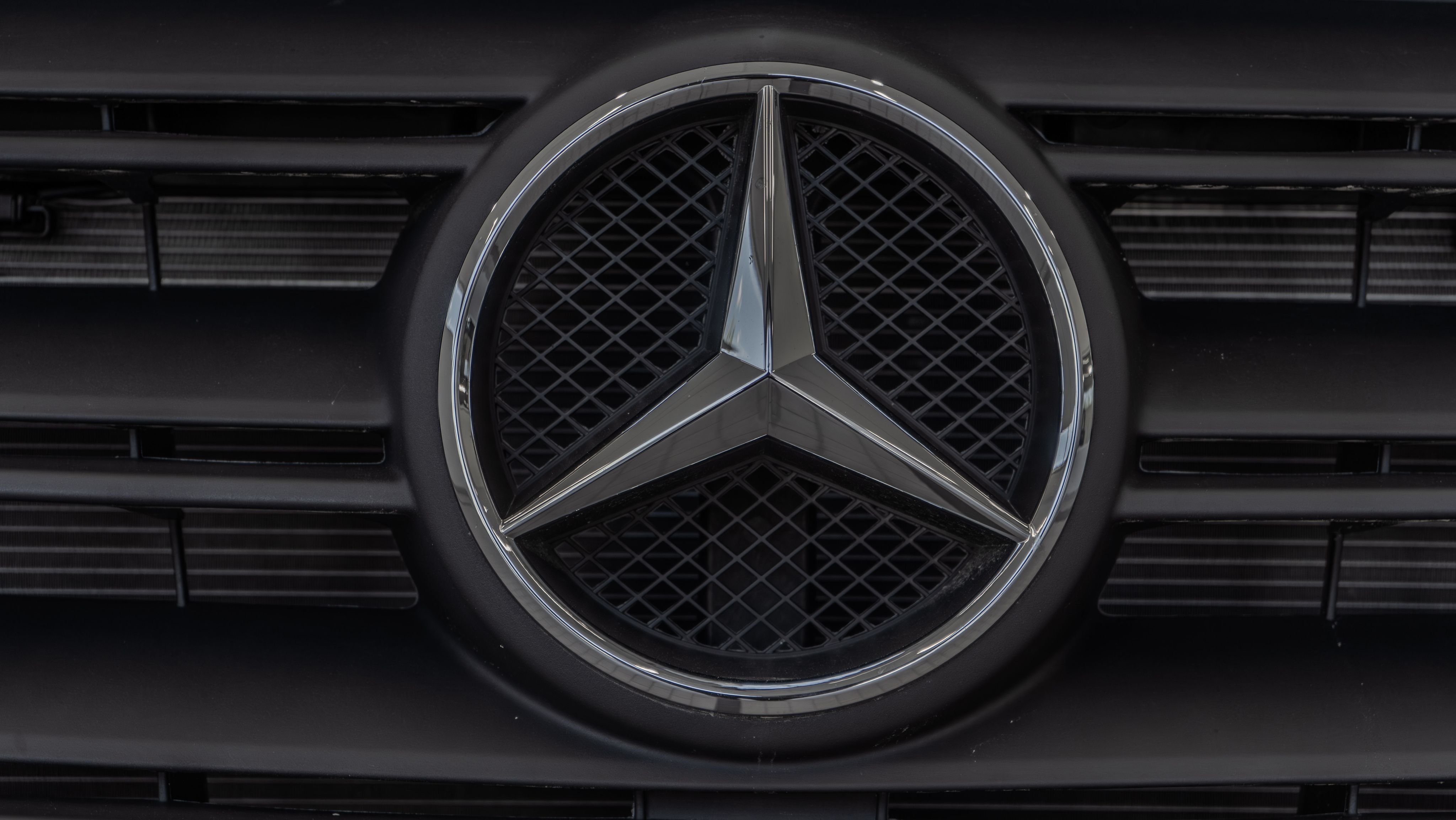 New 2025 High-tech silver metallic Mercedes-Benz Cargo 170 WB image 5