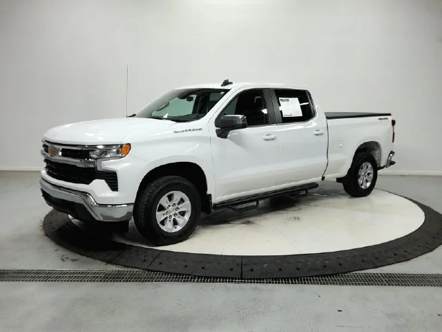Used 2025 Summit White Chevrolet LT image 4