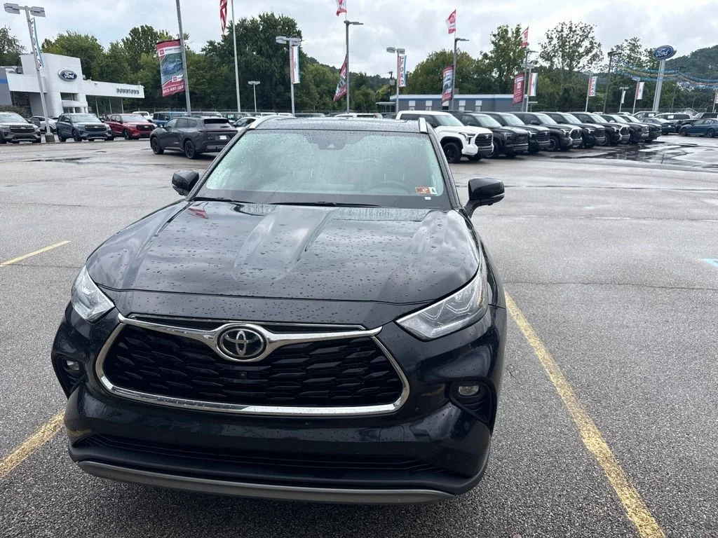 Used 2025 Black Toyota Platinum image 36