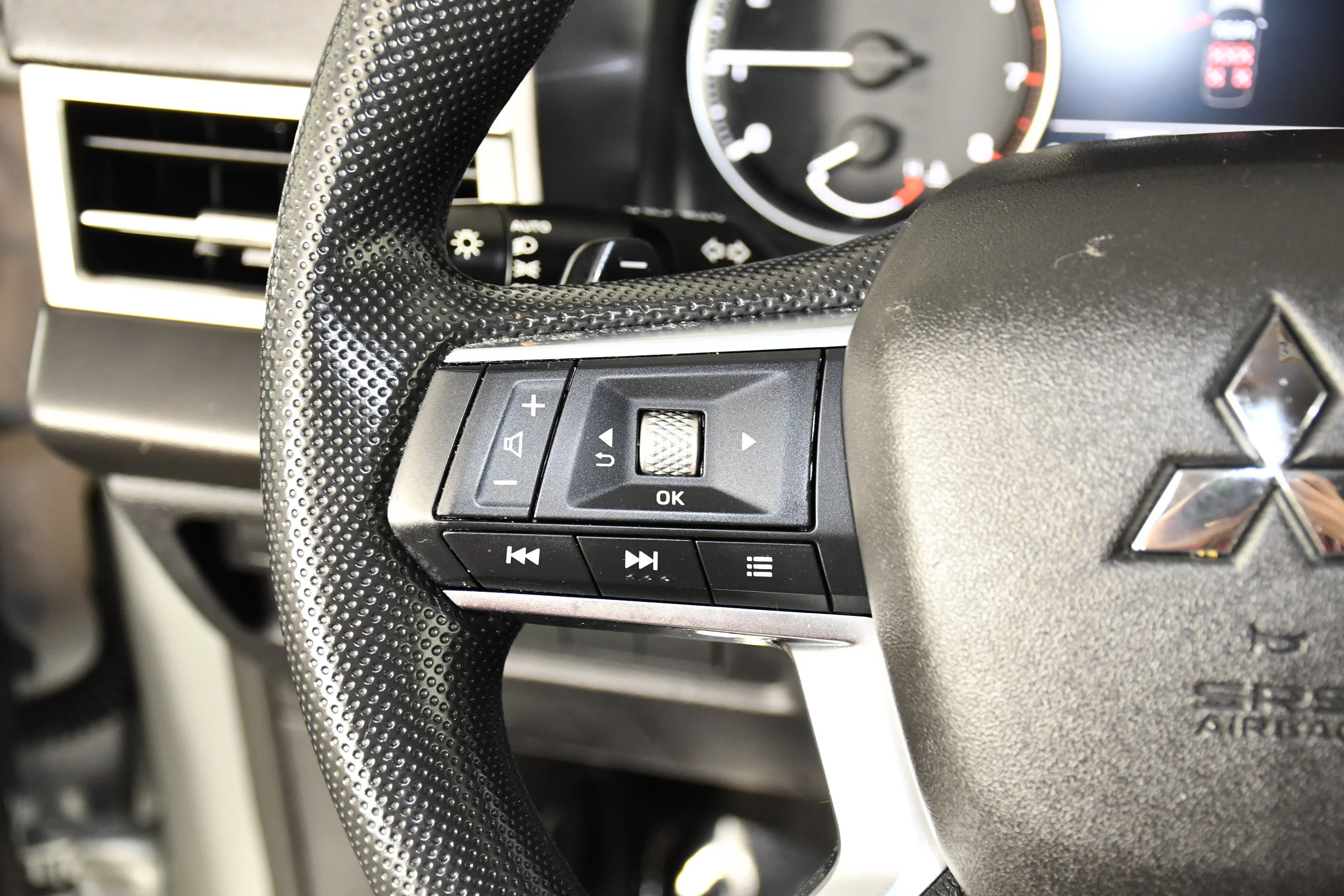Used 2025 Silver Mitsubishi ES image 12