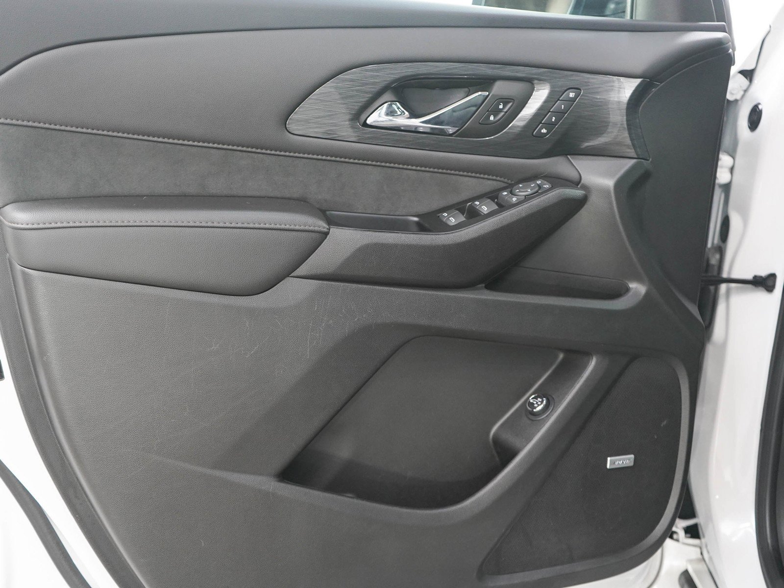 Used 2023 IRIDESCENT PEARL TRICOAT Chevrolet High Country image 20