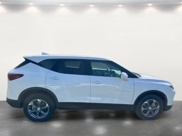 Used 2025 White Chevrolet LT image 13