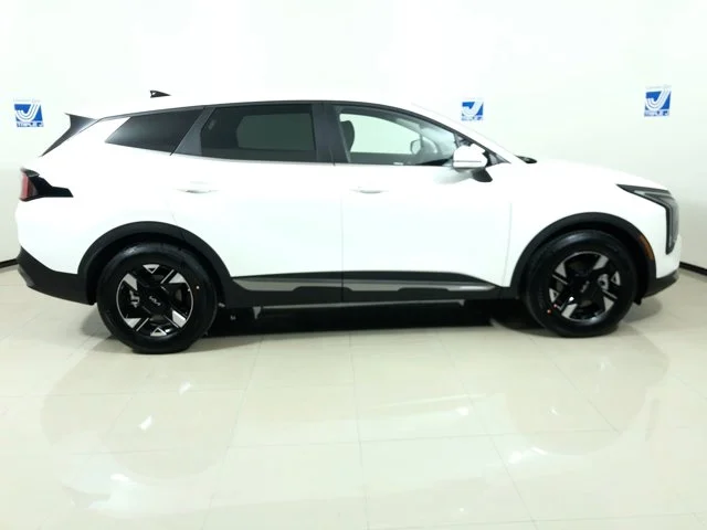 New 2026 SNOW WHITE PEARL Kia LX image 6
