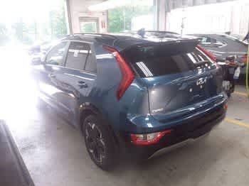 Used 2024 Mineral Blue Kia Wind image 3