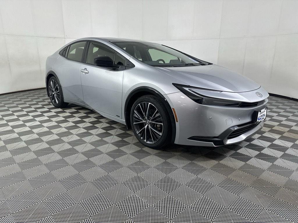 Used 2025 Cutting Edge Toyota XLE image 13