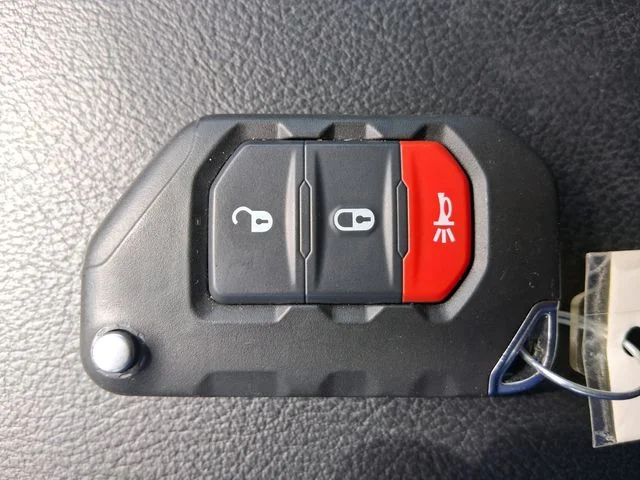 Used 2025  Jeep Sport S image 14