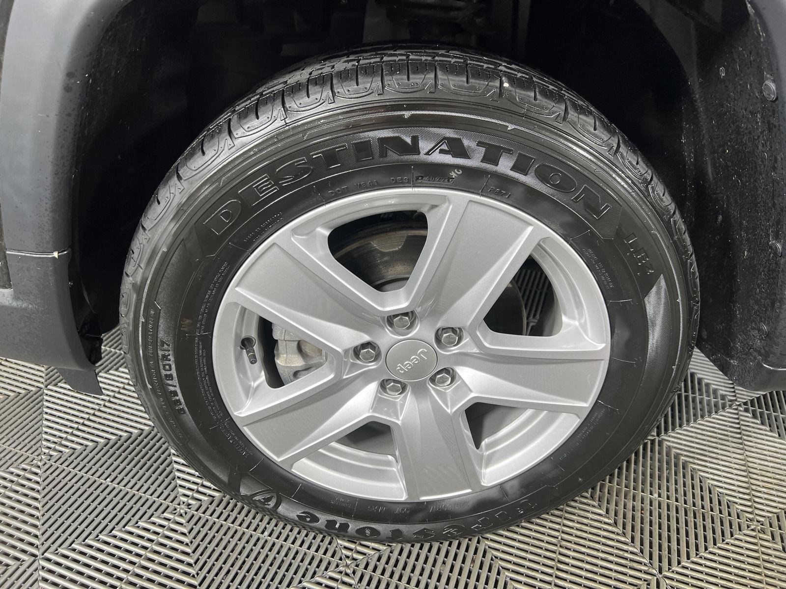 Used 2022 Granite Crystal Metallic Clearcoat Jeep Latitude image 14
