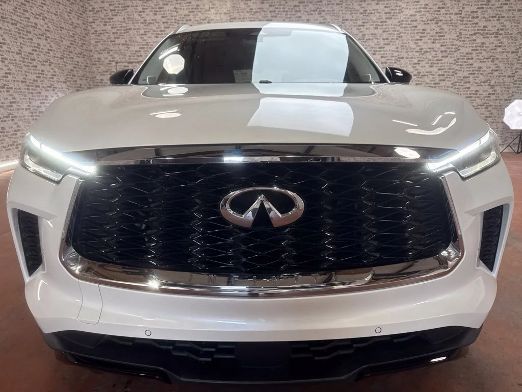 Used 2023 Majestic White INFINITI LUXE image 2