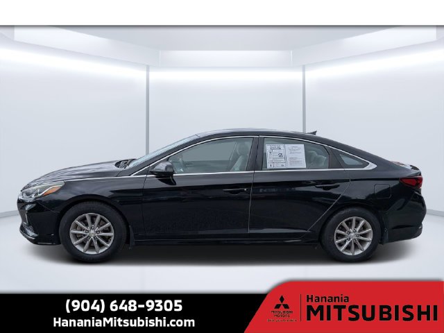Used 2018 Black Hyundai SE image 2
