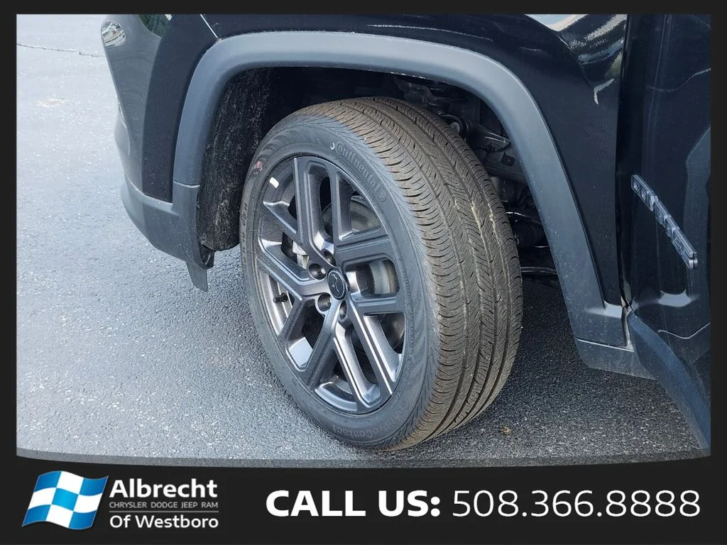 New 2026 Diamond Black Crystal Pearl-Coat Exterior Paint Jeep Limited image 35