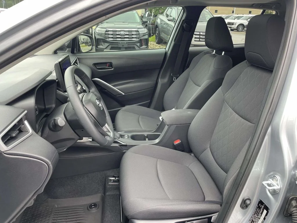 2025 Toyota Corolla Cross LE - Photo 8