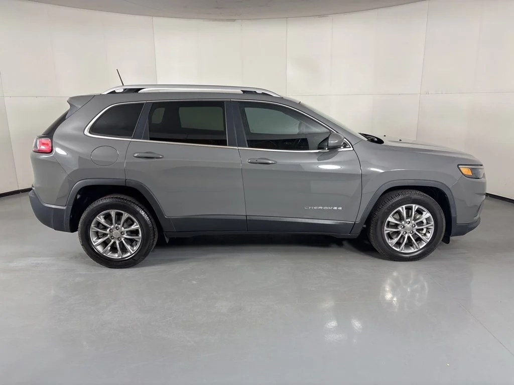 Used 2021 Gray Jeep Latitude Lux image 9