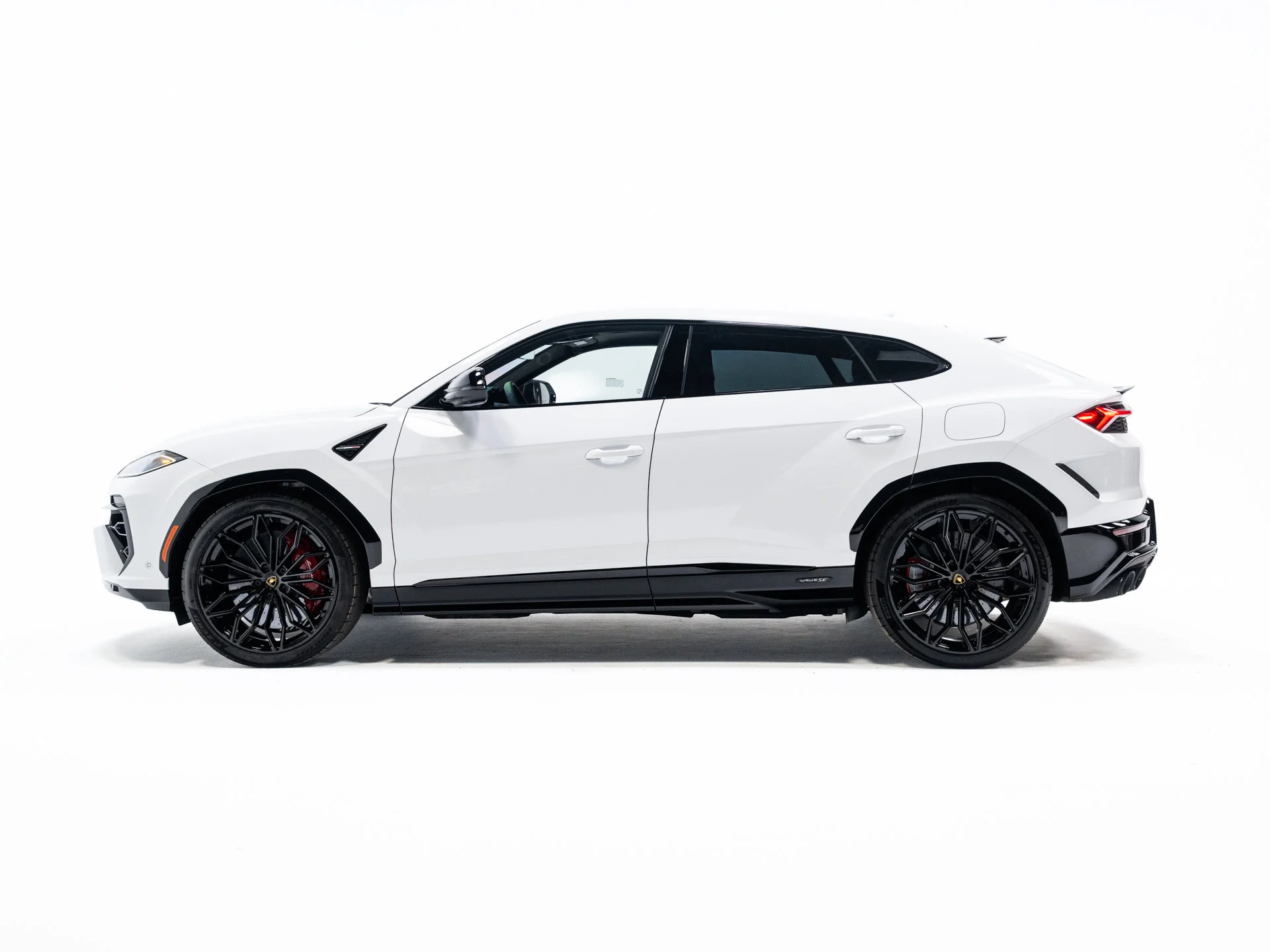 Used 2025  Lamborghini SE image 2