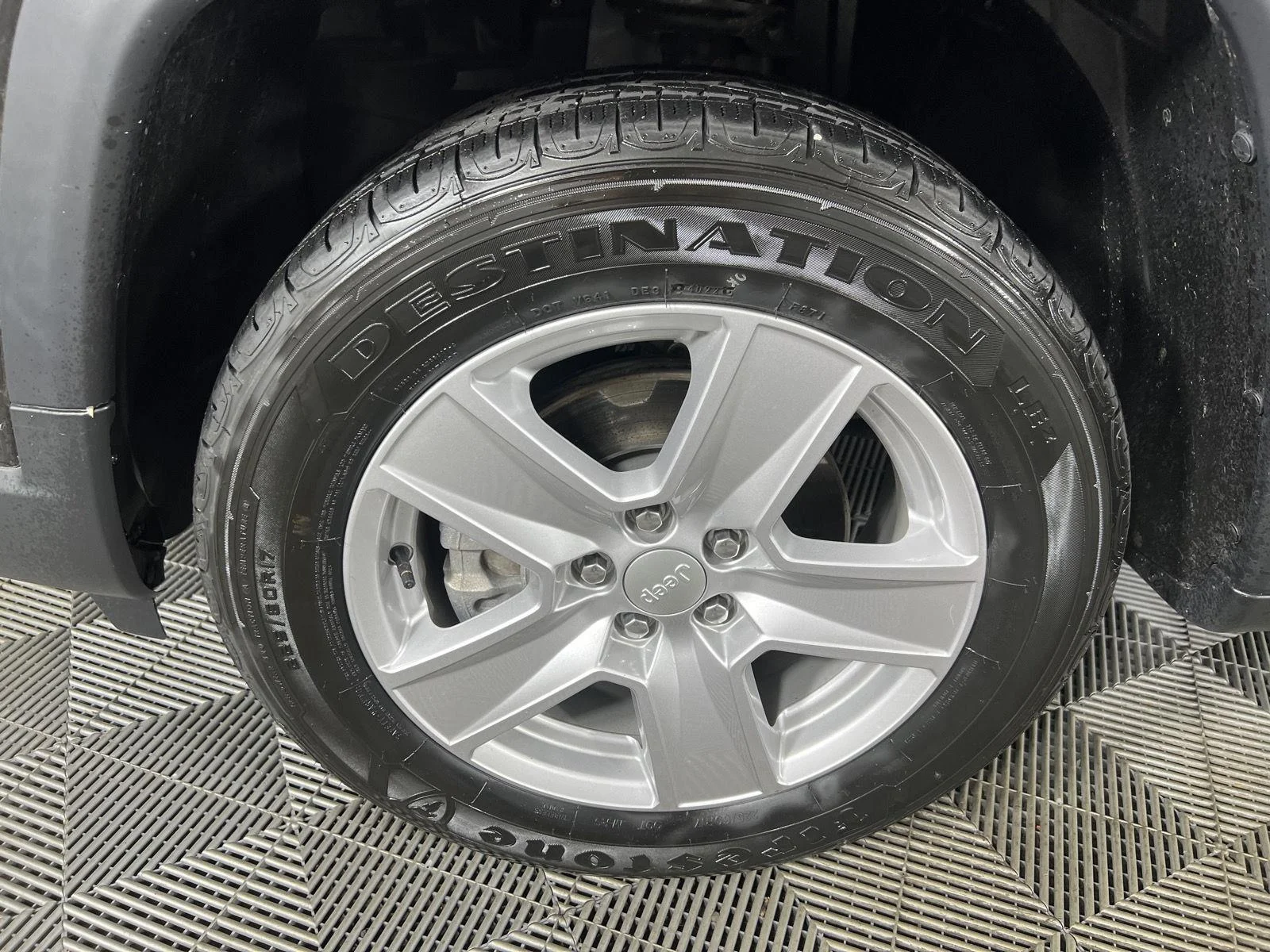Used 2022 Granite Crystal Metallic Clearcoat Jeep Latitude image 14