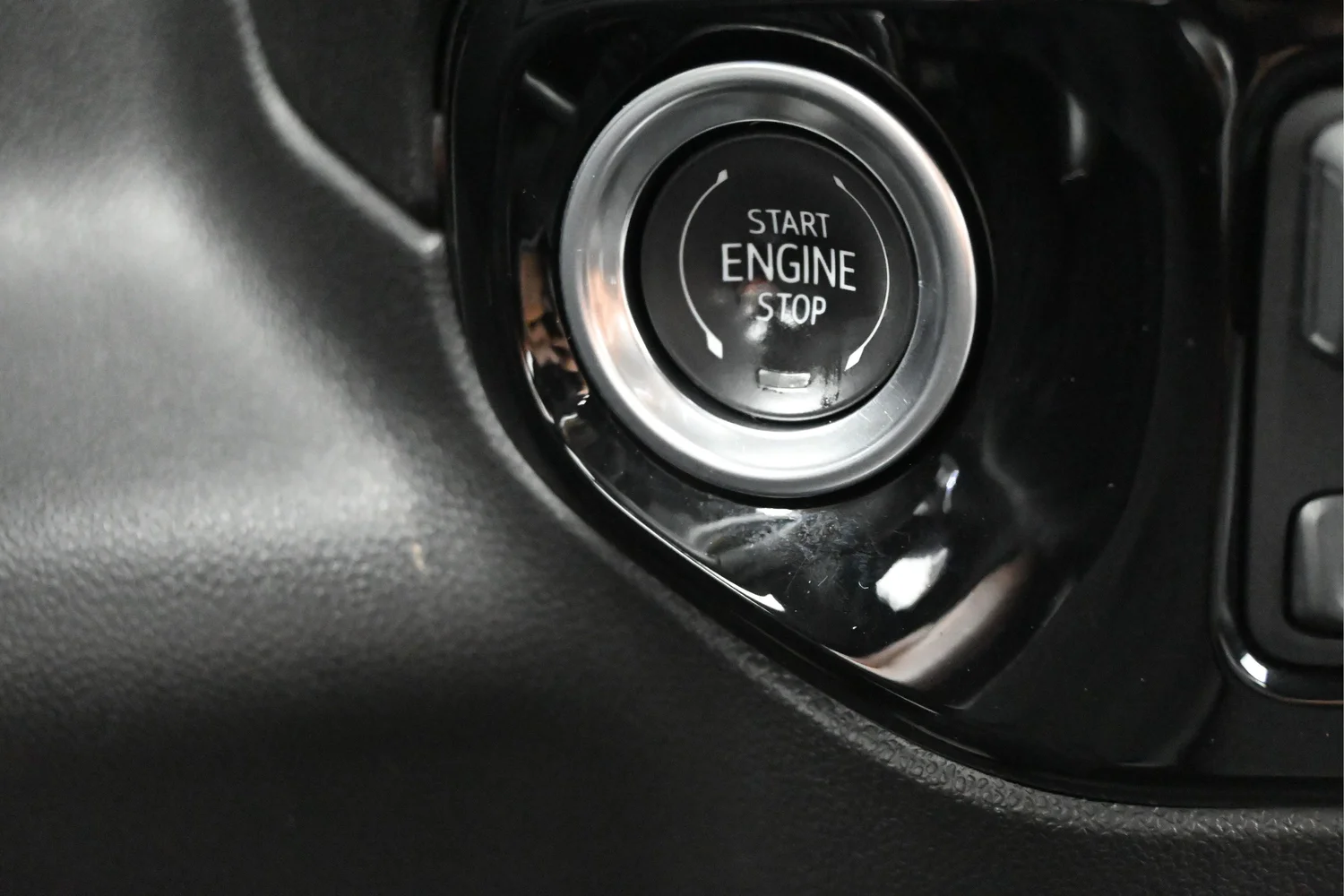 Used 2025 White GMC SLT image 12