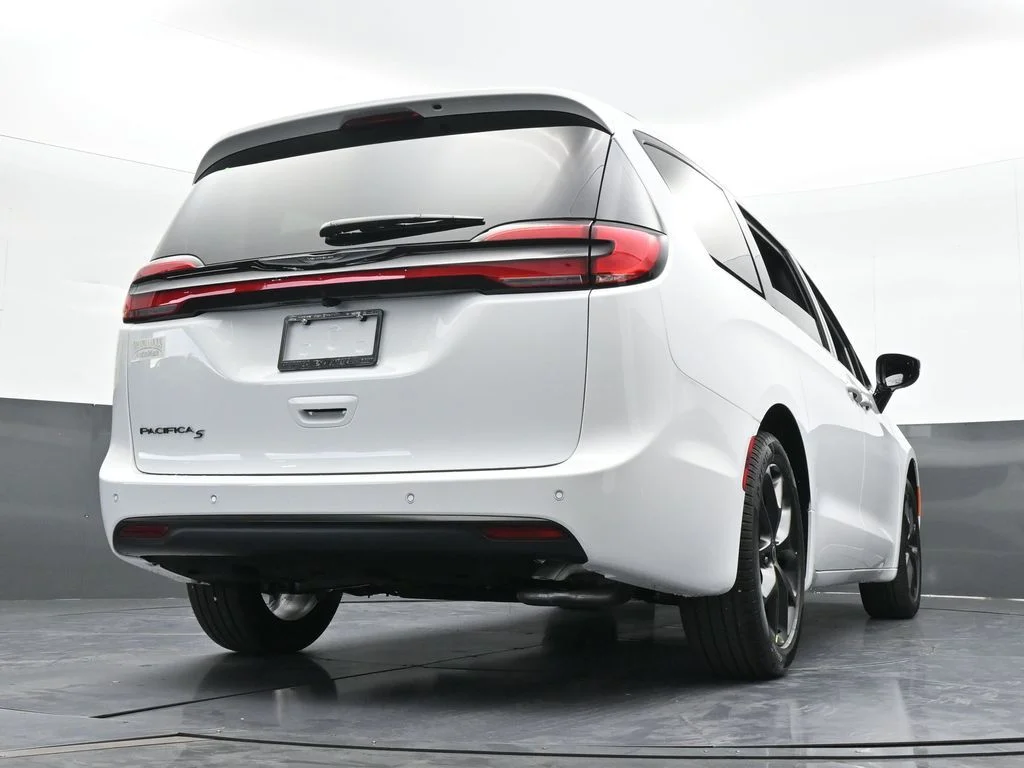 New 2026 Bright White Clear-Coat Exterior Paint Chrysler Select image 58