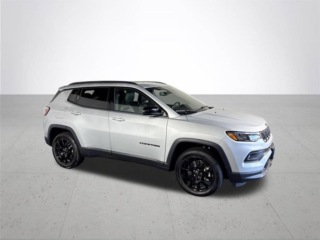 New 2026 Silver Zynith Metallic Clearcoat Jeep Latitude image 4