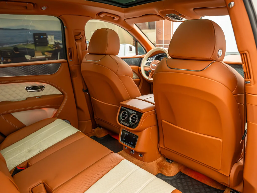 Used 2022 White Bentley V8 image 63