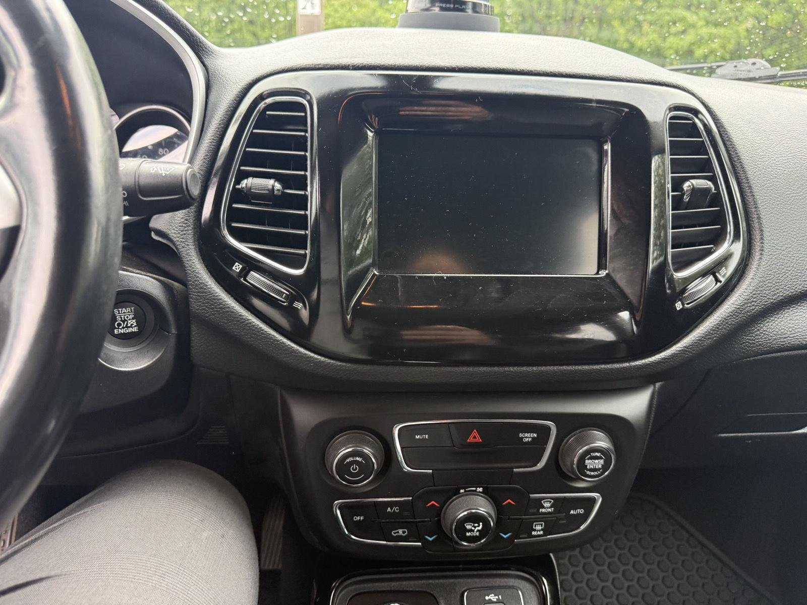 Used 2021 Granite Crystal Metallic Clearcoat Jeep Altitude image 12