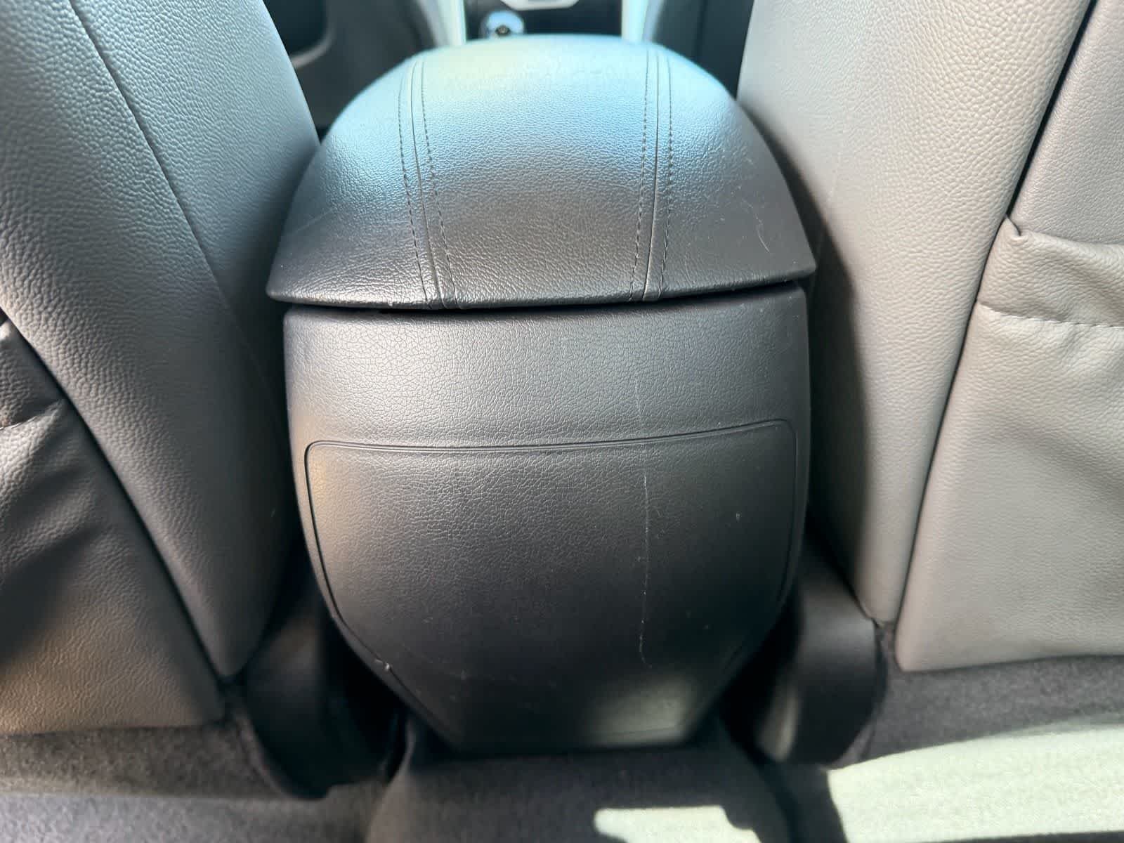 Used 2011 Radiant Silver Metallic Hyundai SE image 18