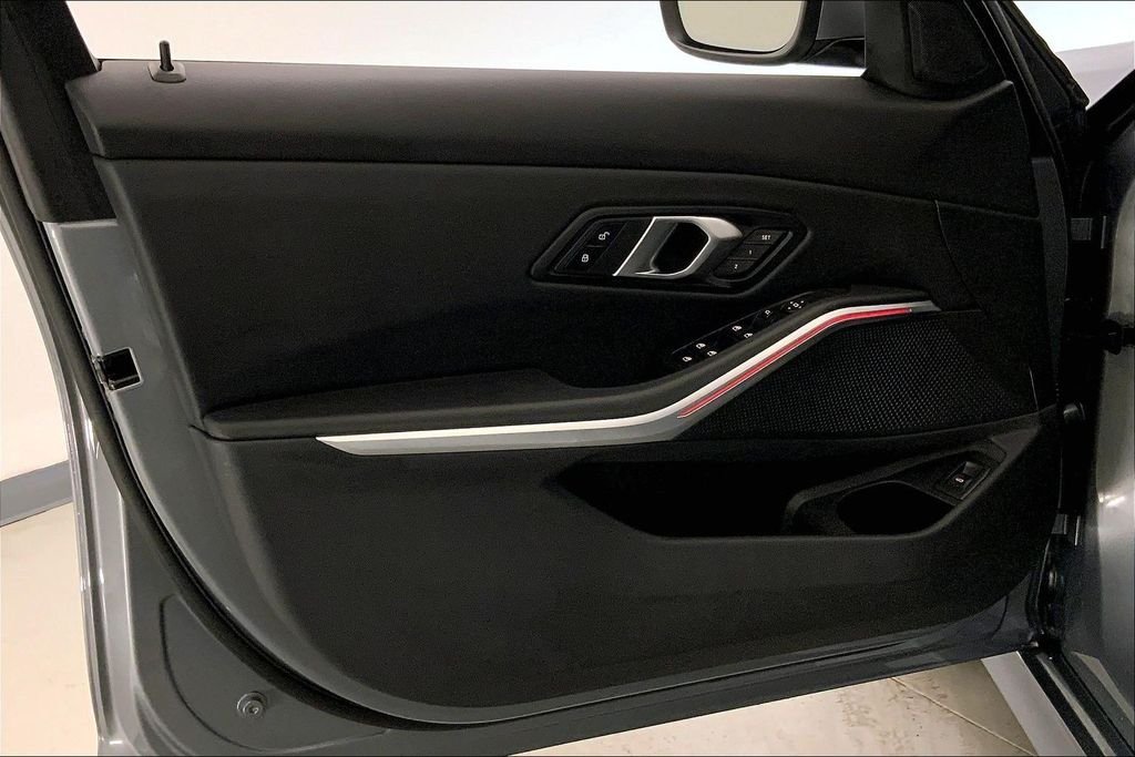 Used 2025 Skyscraper Grey Metallic BMW  image 24
