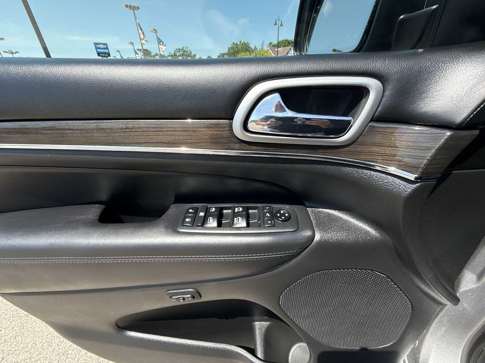 Used 2018 Silver Jeep Overland 4x4 image 24