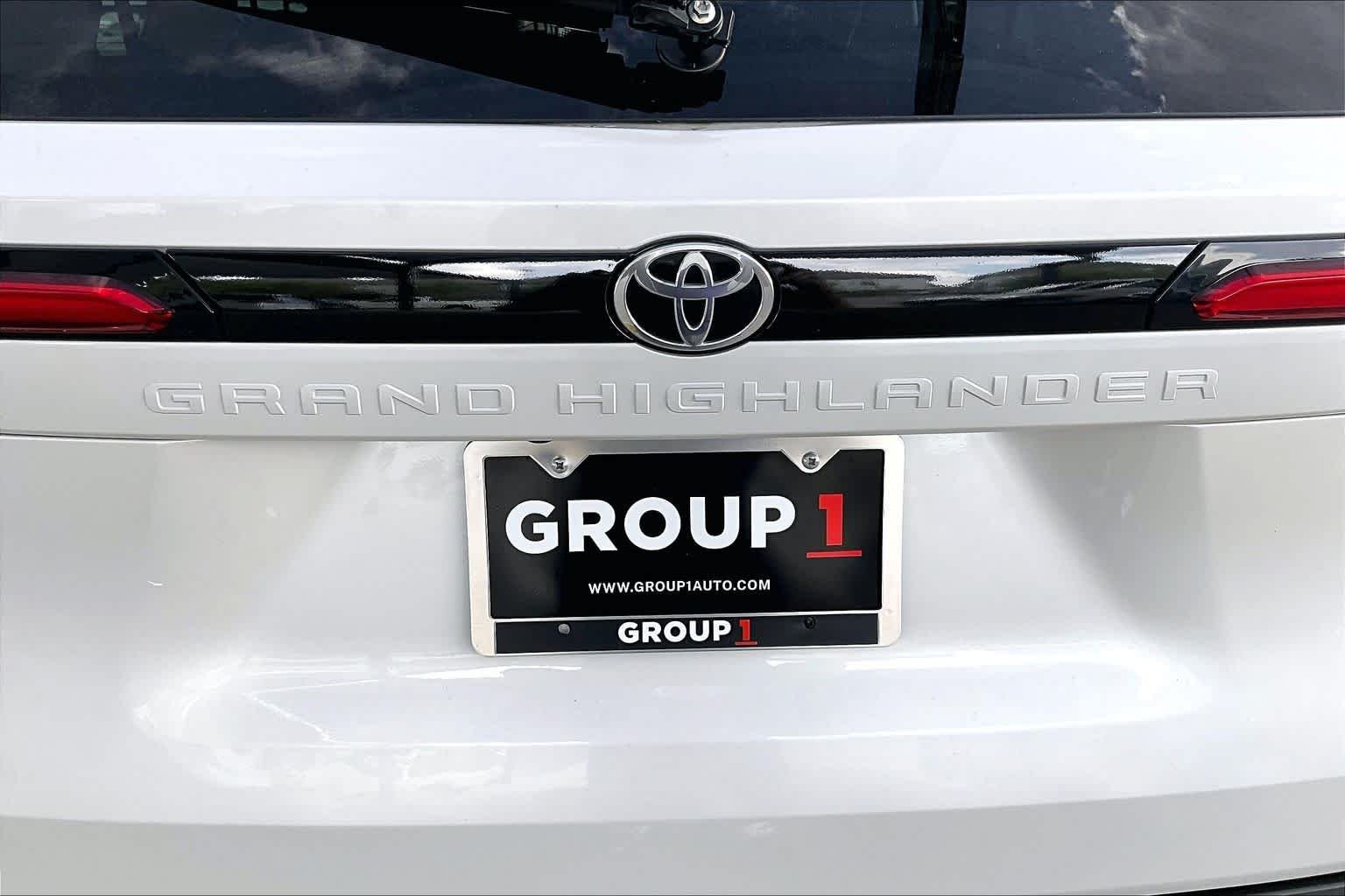 Used 2024 Wind Chill Pearl Toyota XLE image 10