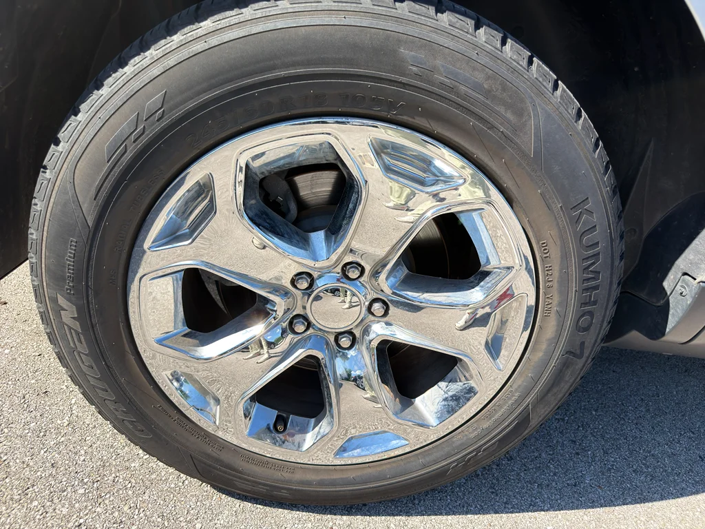 Used 2014 Ingot Silver Metallic Ford SEL image 5