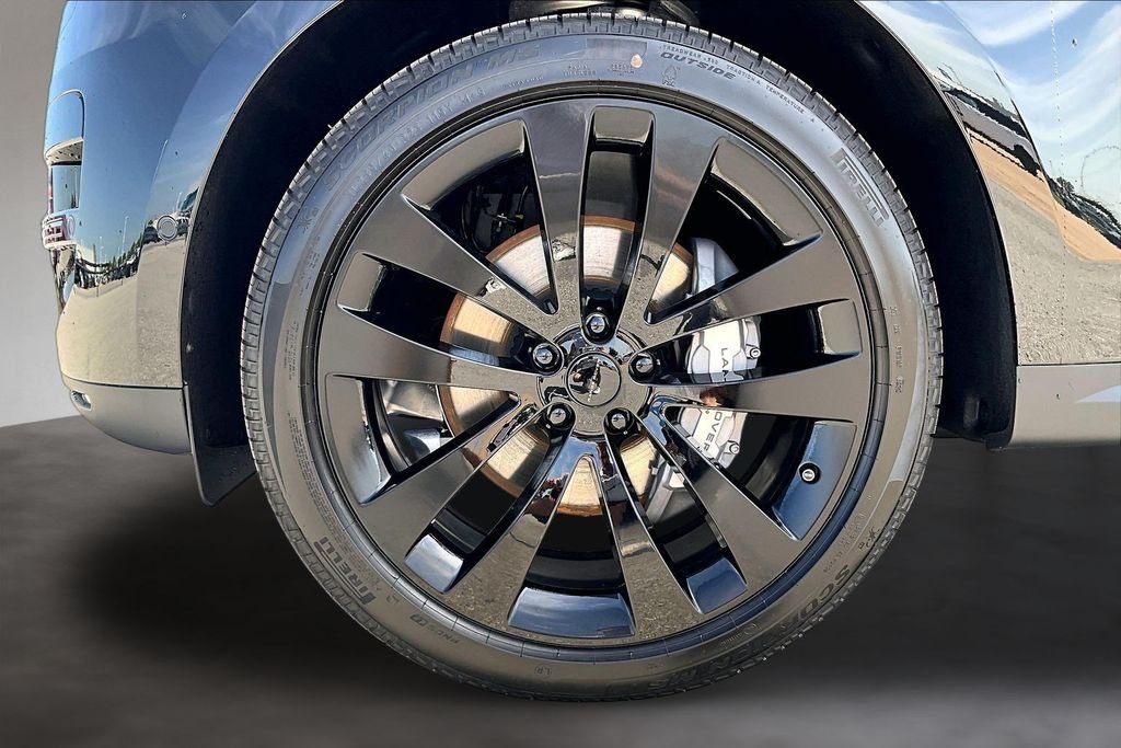 New 2026 Santorini Black Metallic Land Rover SE image 12