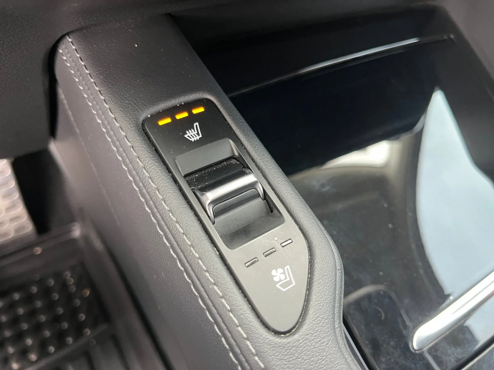 Used 2022 Glacial White Pearl Kia SX image 19