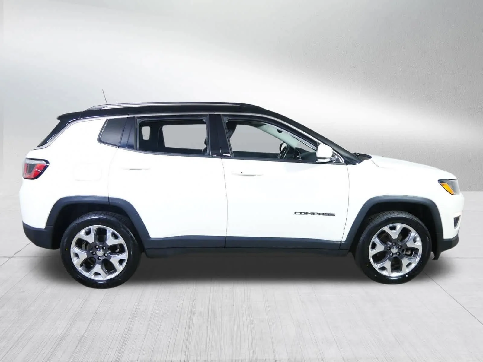Used 2018 Billet Silver Metallic Clearcoat Jeep Limited image 8