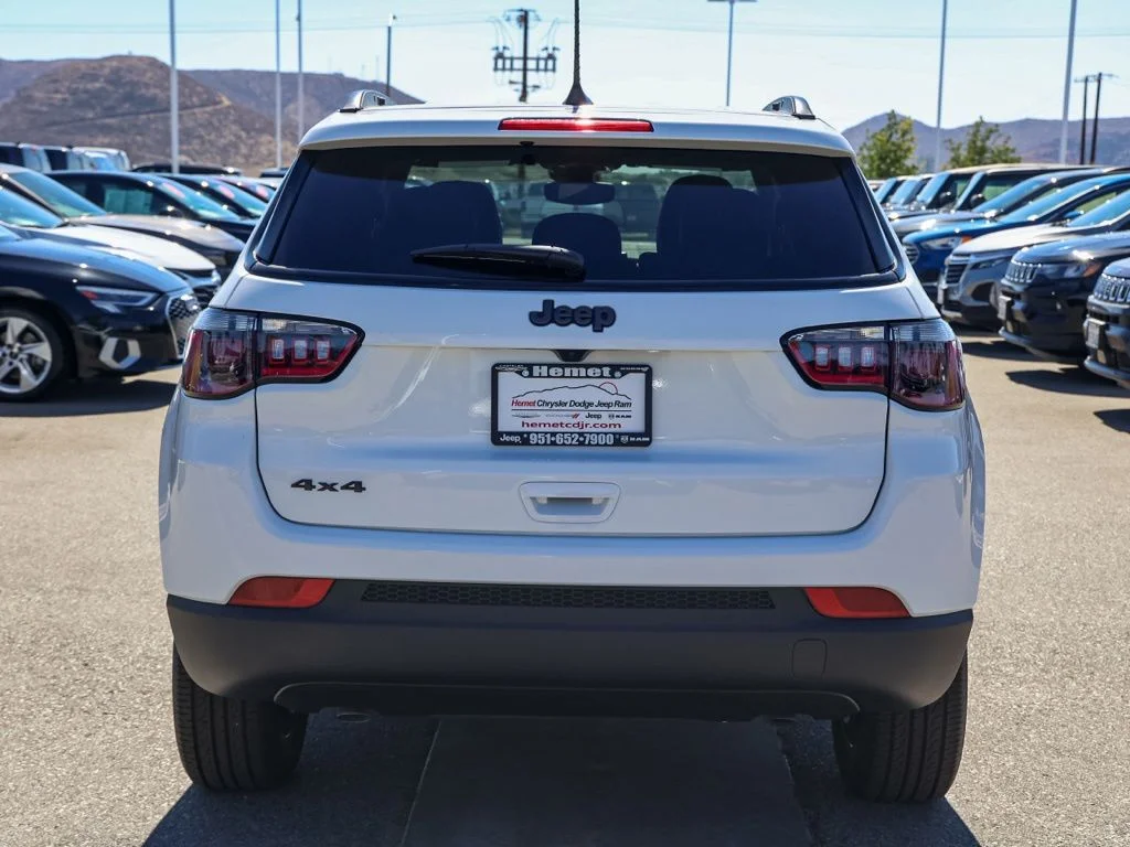 New 2026 Bright White Clear-Coat Exterior Paint Jeep Latitude image 4