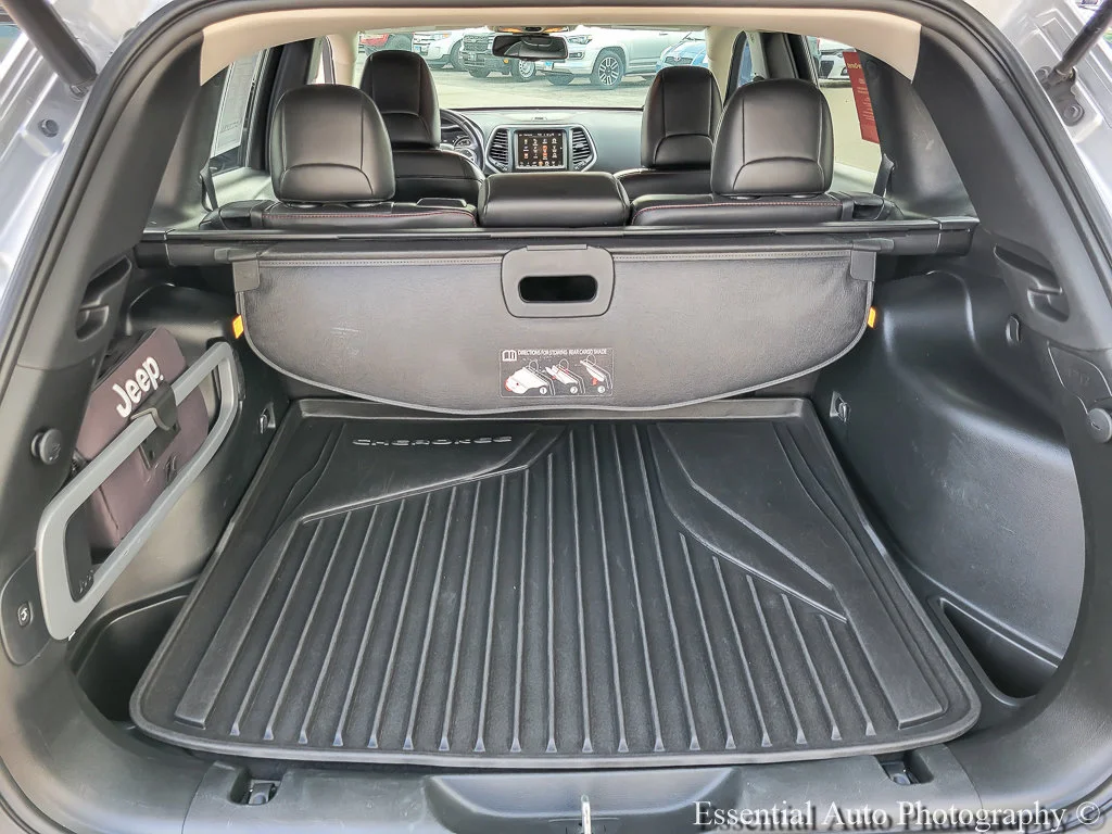 Used 2017 Billet Silver Metallic Clearcoat Jeep Trailhawk L Plus image 18