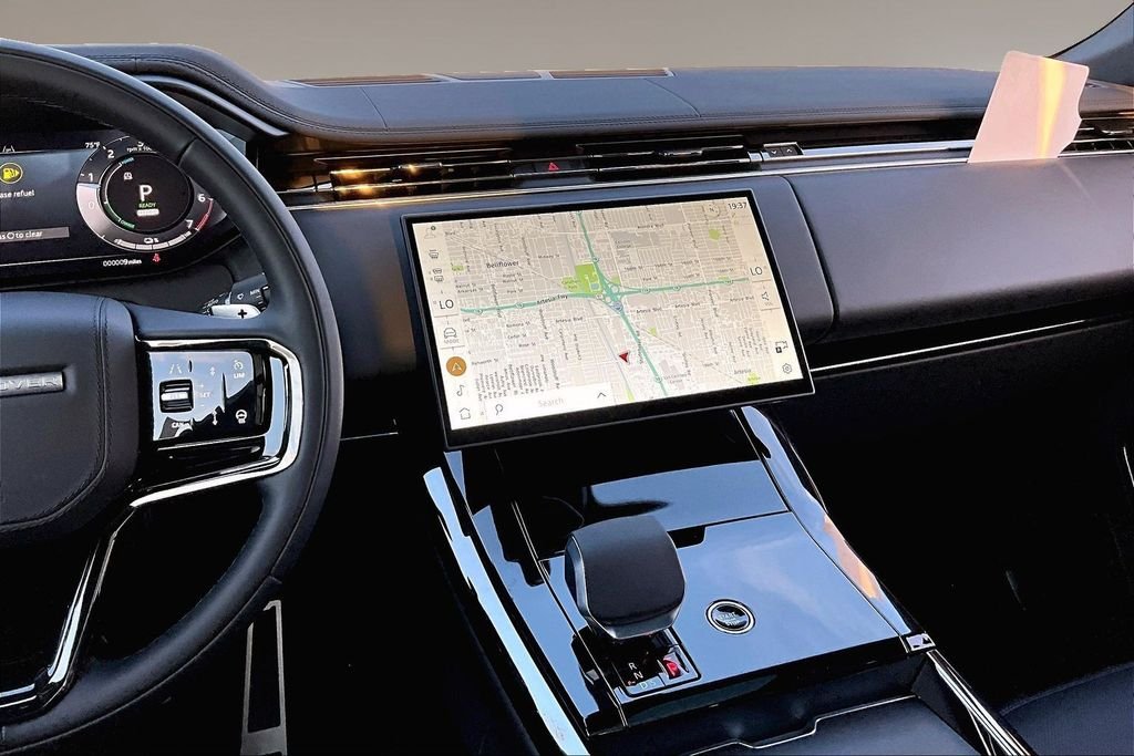 New 2026 FUJI WHITE Land Rover Dynamic SE image 6