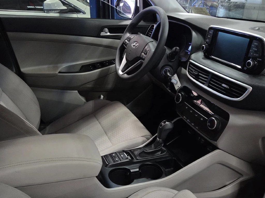 Used 2020 White Hyundai SE image 9