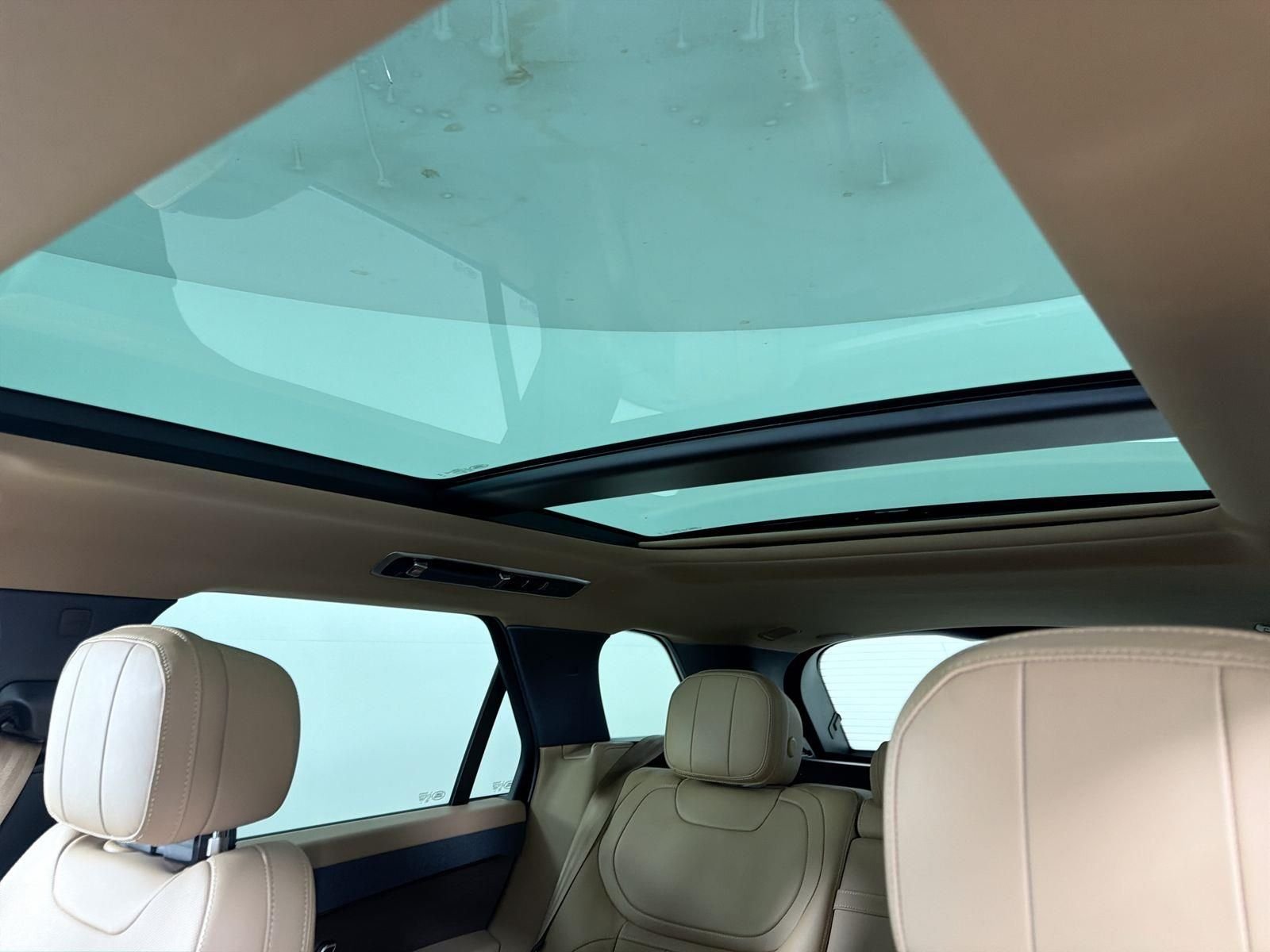 Used 2024 Fuji White Land Rover SE image 9