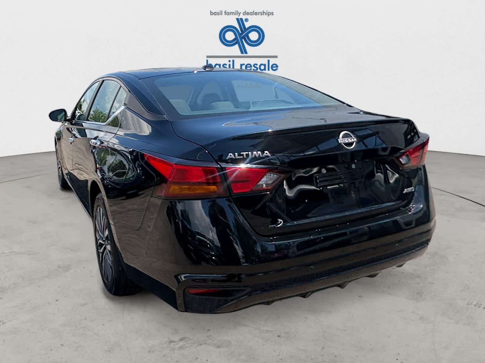 Used 2025 Super Black Nissan SV image 5