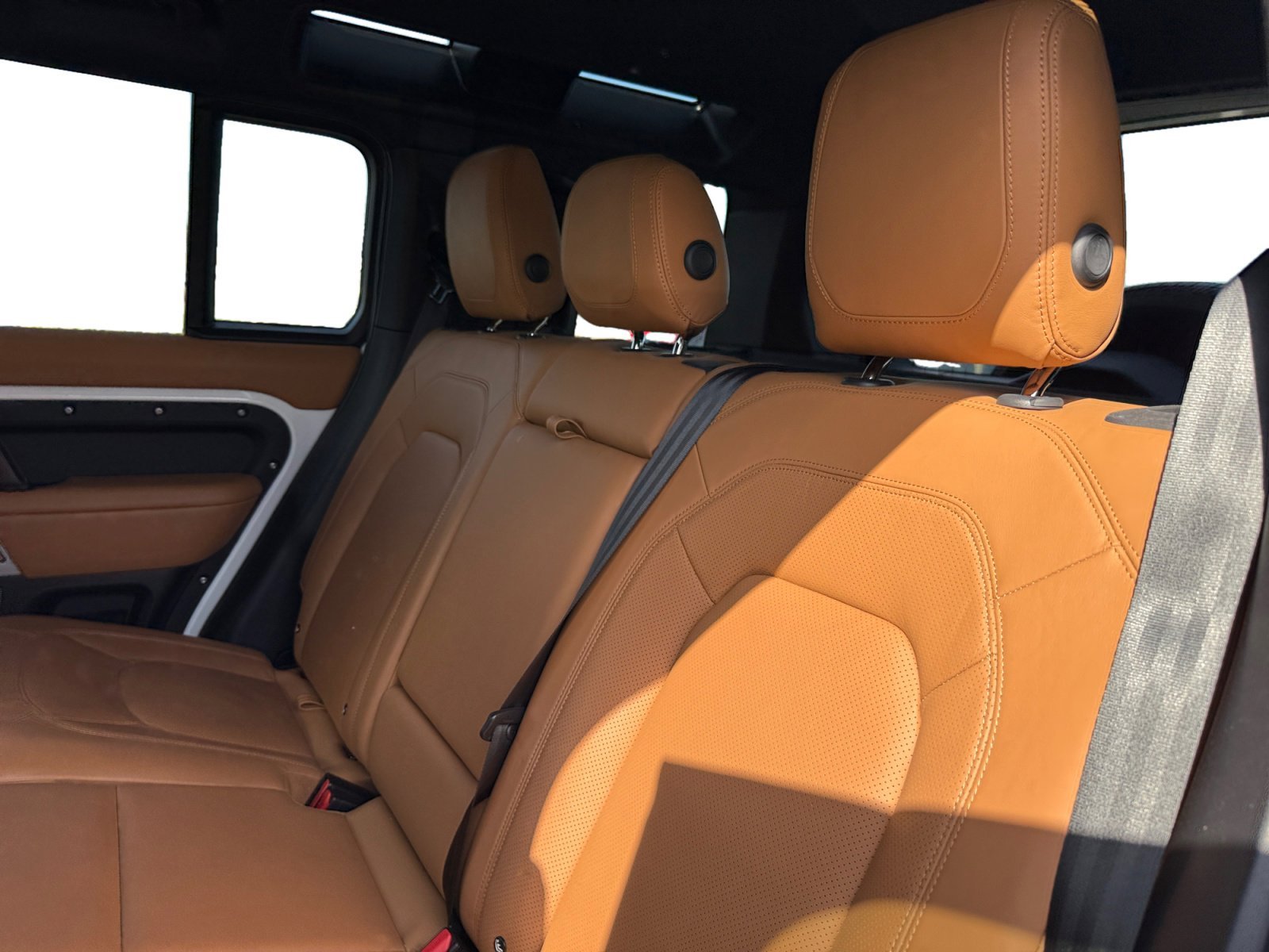 Used 2024 Fuji White Land Rover S image 16